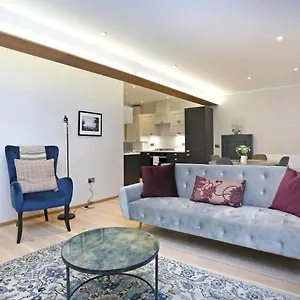 https://newly-refurbished-apartment-on-the-historic-royal-mile.edinburghhotelsuk.org